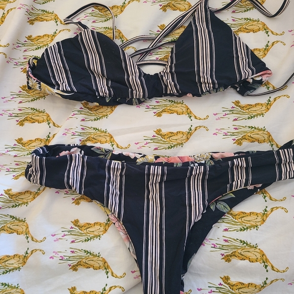 Reversible Billabong Bikini - Picture 1 of 2